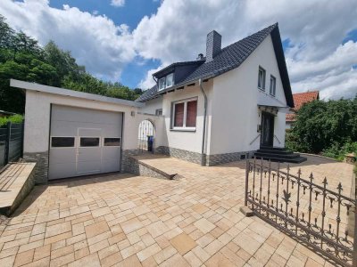 Modernisiertes Einfamilienhaus mit großem Eigentumsgrundstück, Garage & Kamin – bezugsfrei!