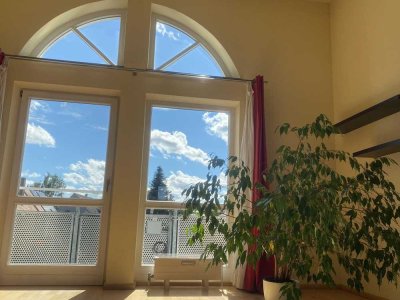 Lichtdurchflutet und über den Dächern Aichachs (4-Zimmer, Balkone) provisionsfrei!