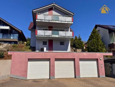 Energieeffizientes Wohnen mit Weitblick – 2-Fam.-Haus in Toplage mit Garten & 3 Garagen