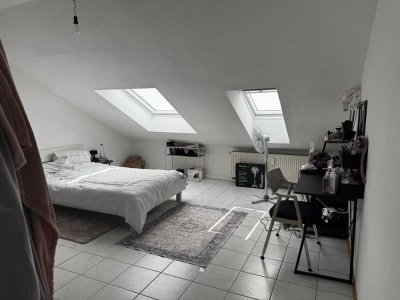 Exklusive 2-Zimmer-Dachgeschosswohnung mit Balkon und Einbauküche in Ludwigshafen