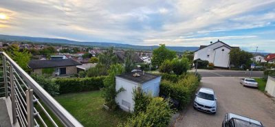 Mit Ausblick: 2,5-Raum-Dachgeschosswohnung mit Einbauküche in Gau-Algesheim