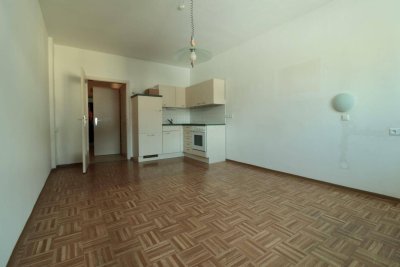 1 Zimmer mit möblierter Küche und Möbeln in Übelbach