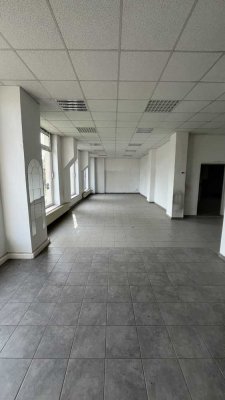 Vielseitige Gewerbeimmobilie mit Wohnanteil und großem Hof auf 2.300 m² Grundstück