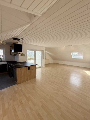 Helle 2-Raum-DG-Wohnung mit Wintergarten und Einbauküche in Gernsheim