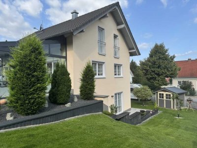 Großzügiges Einfamilienhaus mit Einliegerwohnung und Doppelgarage in Bayerbach bei Ergoldsbach!