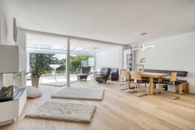 Am Ende der Straße steht ein Haus am See. Wohnen am Wasser – Modernes Traumhaus mit Seeblick