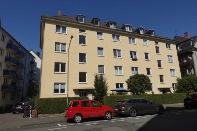 Freundliche und vollständig renovierte 2-Raum-Wohnung mit Balkon in Gießen (Kreis)