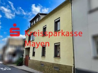 Großzügiges Zweifamilienhaus mit Terrasse und Garagen