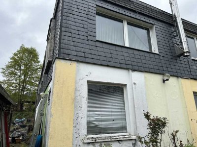 Stark Sanierungsbedürftige Doppelhaushälfte mit Einliegerwohnung und großem Grundstück