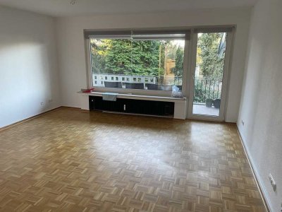 Stilvolle, vollst. renovierte 3,5-Zimmer-Wohnung mit geh. Innenausstattung mit Balkon und EBK