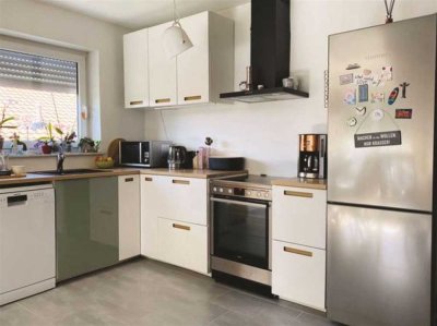 Mayence-Immobilien: Moderne Maisonetten-Wohnung mit Balkon und 2 PKW-Außenstellplätzen!
