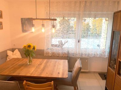 Möblierte 4-Zimmer Wohnung mit Balkon und Stellplatz – Nähe Zentrum, Klinik und Universität für 1J