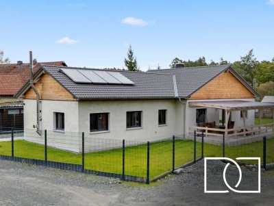 Barrierefreier Neubau! Exklusiver Bungalow mit großem Garten, überdachter Terrasse und Lagerhalle