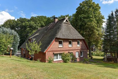 Landhaus mit Reet & Doppelgarage in idyllischer Naturlandschaft**