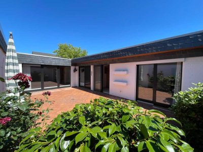 Bungalow mit Atrium, 5 Zimmern & zwei Bädern – wohnen auf einer Ebene mit viel Licht