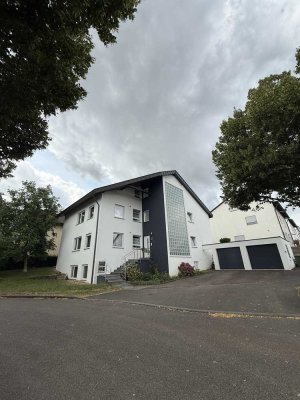 Geschmackvolle Wohnung mit zwei Zimmern sowie Balkon und Einbauküche in Freiberg