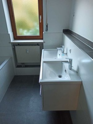 Stilvolle, vollständig renovierte 3-Zimmer-Wohnung mit Balkon und EBK in Augsburg