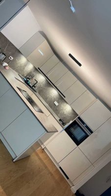 Modernisierte Wohnung mit drei Zimmern sowie Balkon und EBK in Fürstenfeldbruck