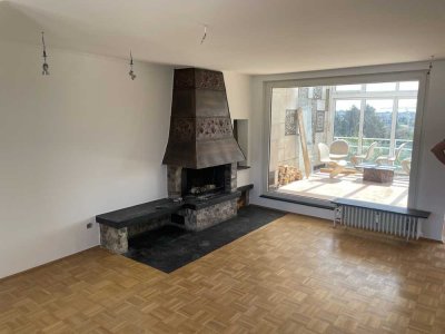 *** 3-4 Zimmer Penthouse Whg. + großes Badezimmer, großes Wohnzimmer + Balkon ***