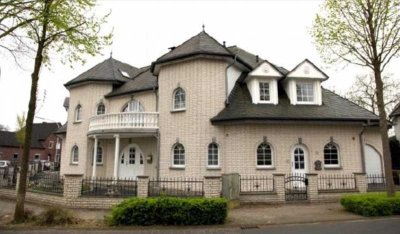 Exklusive Villa mit Schwimmbad, Sauna, 2 Garagen, Wintergarten