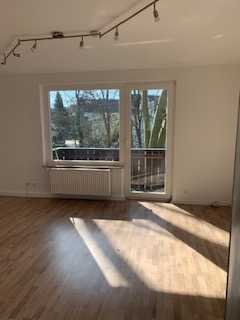 Schöne 2-Zimmer-Wohnung mit Balkon zur Trasse