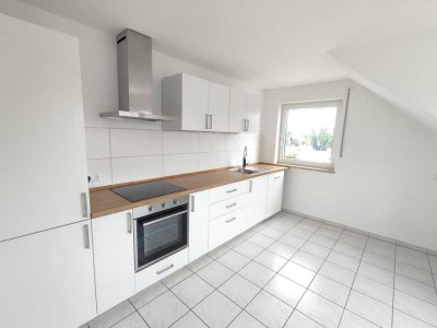 Neuwertige Wohnung mit drei Zimmern sowie Balkon und EBK in Schwarzenfeld