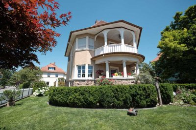 Baukünstlerische Einfamilienvilla, top saniert mit exklusiver Ausstattung