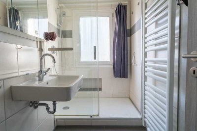 PROVISIONFREI - Stilvolle, hochwertig sanierte Wohnung mit Balkon und Gartenteil in exklusiver Lage