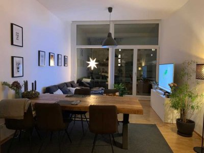 Moderne 2­-Zimmer-­Wohnung mit hohen Decken + großem Balkon nahe Südstadtpark (Loft­Charakter)