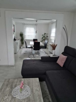 Freistehendes 2 Familienhaus möbiliert mit Garage, Carport und Garten zu