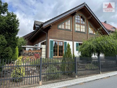 Einfamilienhaus als Doppelhaushälfte: Stilvolles Holzhaus mit Carport in Weinböhla bei Dresden