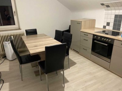 Charmante 2-Zimmer-Wohnung in zentraler Lage mit zwei Stellplätzen und Einbauküche