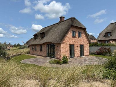 Modernes Reetdach-Haus an der Schlei mit Blick und Bootsliegeplatz bei Kappeln