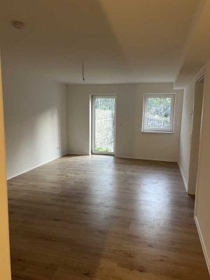Erstbezug nach Sanierung: Stilvolle 2-Raum-Souterrain-Wohnung mit großer Terrasse in Stuttgart