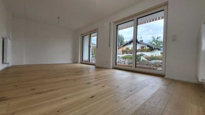 Erstbezug: Traumhafte Erdgeschosswohnung mit Erker, großer Hochterrasse & exklusivem Südgarten