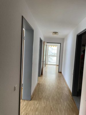 Ansprechende und neuwertige 3-Zimmer-Wohnung mit geh. Innenausstattung mit Balkon und EBK