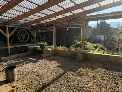 Zwei-Familienwohnhaus mit bezugsfertigem Erdgeschoß mit Garten, Balkon, Terrasse, 2 Garagen, Altbaumbestand