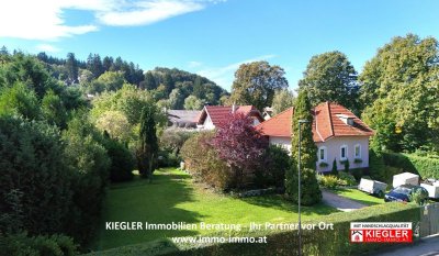+++ TRAUMHAFTE EICHGRABNER ZENTRUMSLAGE +++ Solide kleine Altbauvilla auf 943 m² in bester Zentrumslage!