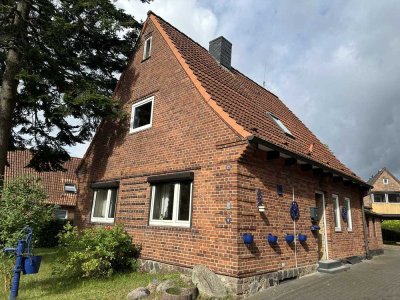 Älteres, renovierungsbedürftigtes Einfamilienhaus mit Einliegerwohnung