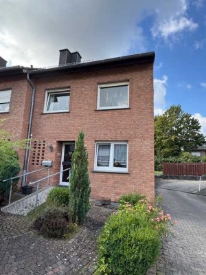 Reiheneckhaus mit Terrasse, Gartenfläche, zwei Garagen und zwei Stellplätzen