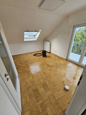 1-Zimmer-Dachgeschosswohnung mit geh. Innenausstattung mit Balkon und EBK in Eppelheim