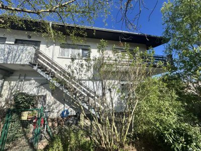 Wohnhaus mit 4 Wohneinheiten + Bungalow und Hallen
