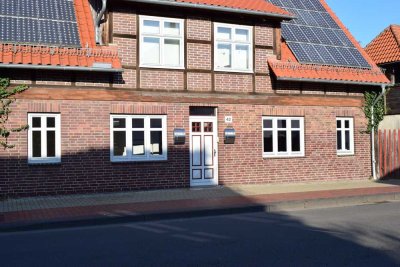 Modernisierte Wohnung mit dreieinhalb Zimmern und Garten.