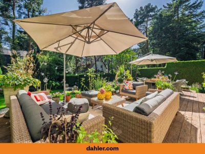Attractive living with an idyllic garden in a beautiful residential area