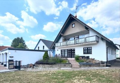 Wohnhaus mit zwei abgeschlossenen Wohneinheiten im Erd- und Dachgeschoss | Doppelgarage + ruhige Lag