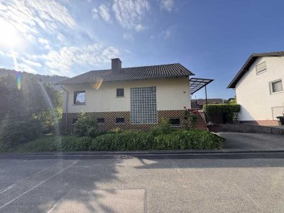 Winnweiler-Hochstein: Freistehendes Einfamilienhaus mit großem Garten und Garage