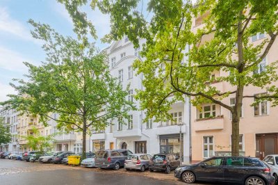 Kapitalanlage: Großzügig geschnittene Altbauwohnung mit Balkon