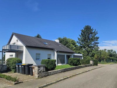 72622 Nürtingen: 3-Zi-DG-Wohnung mit herrlichem Aussichtsbalkon. Garagenstellplatz. Sackgasse. Frei.