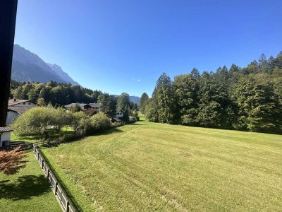 Grainau, hochwertig möblierte  2-Zimmer-DG-Wohnung mit Balkon und Einbauküche in ruhiger Lage