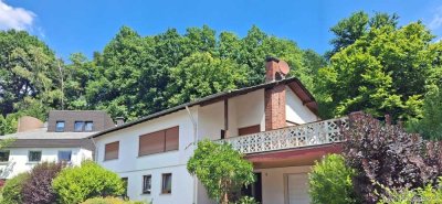 Schönes Einfamilienhaus mit Einliegerwohnung und großem Wald-und Wiesengarten